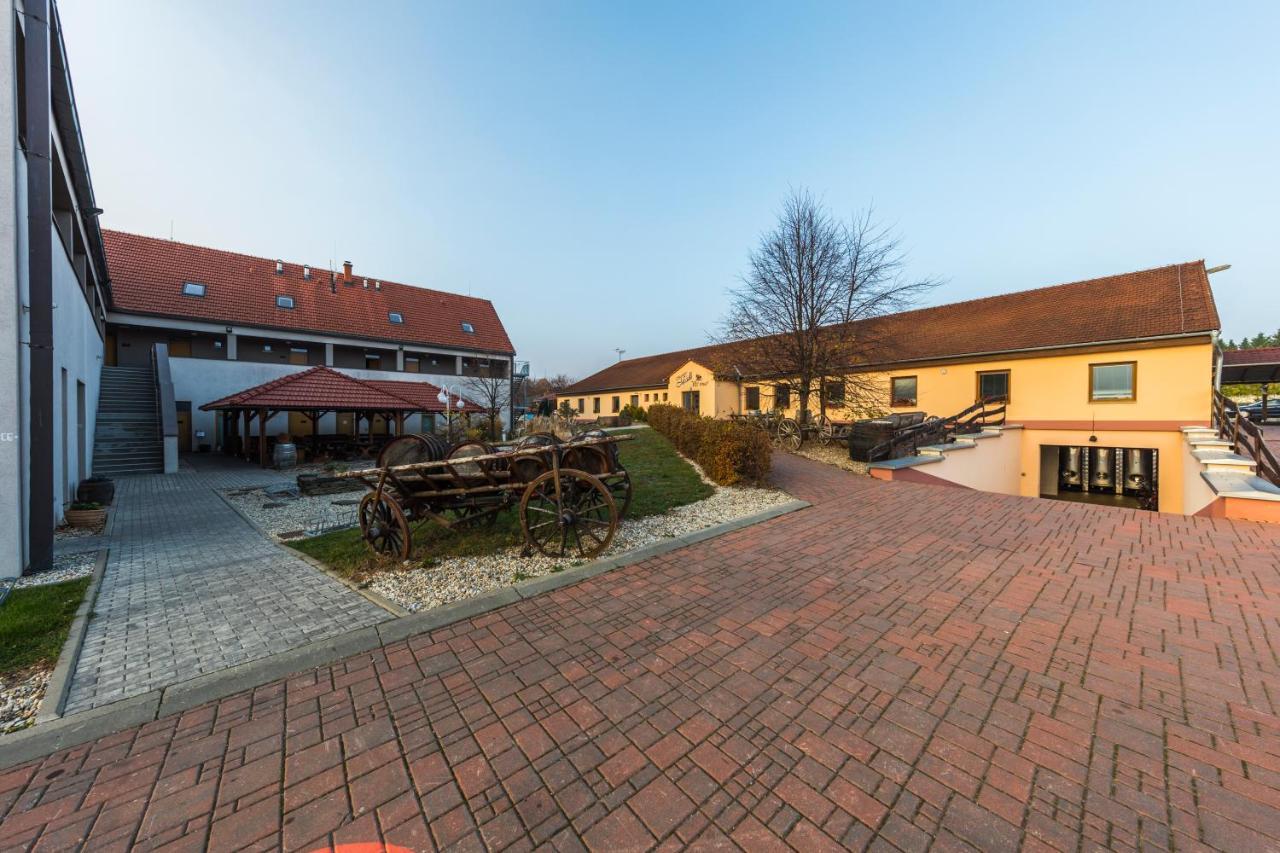 Hotel Madl Velké Bílovice Exterior foto